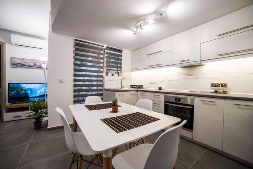 Апартаменты Brand New Aprt With Backyard In Lycabettus Hill ! Афины Экстерьер фото